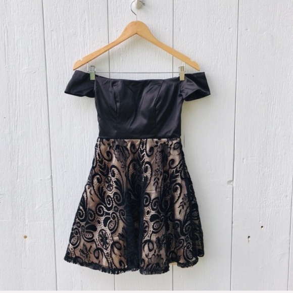 Juniors Velvet Brocade Off Shoulder Formal Dress - Picture 1 of 6